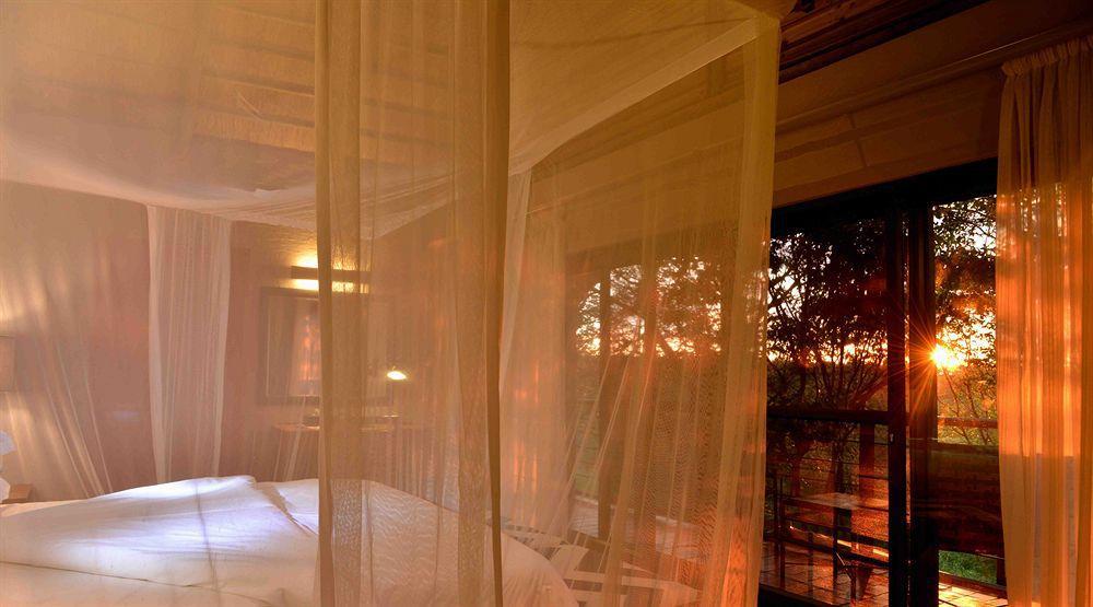 Victoria Falls Safari Suites Exteriör bild