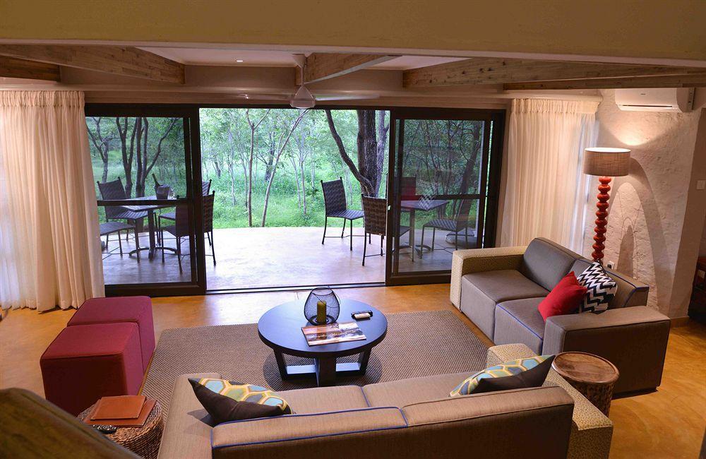 Victoria Falls Safari Suites Exteriör bild