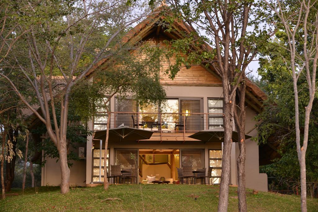 Victoria Falls Safari Suites Exteriör bild