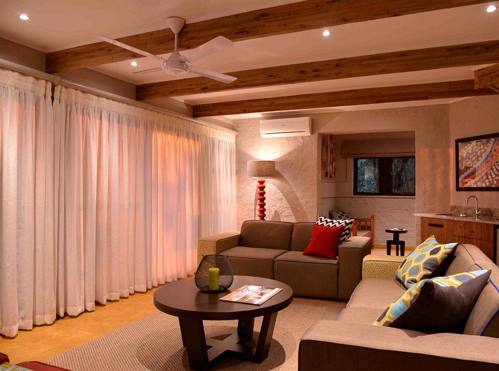 Victoria Falls Safari Suites Exteriör bild