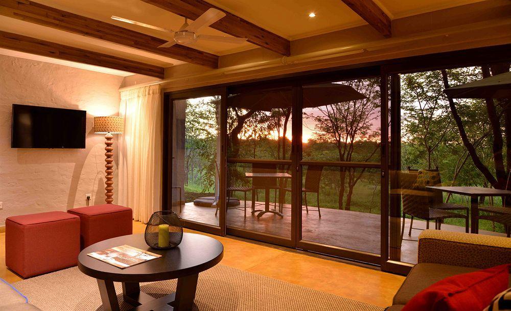 Victoria Falls Safari Suites Exteriör bild