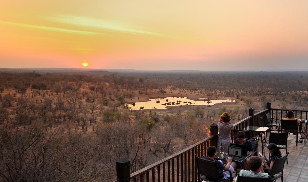 Victoria Falls Safari Suites Exteriör bild