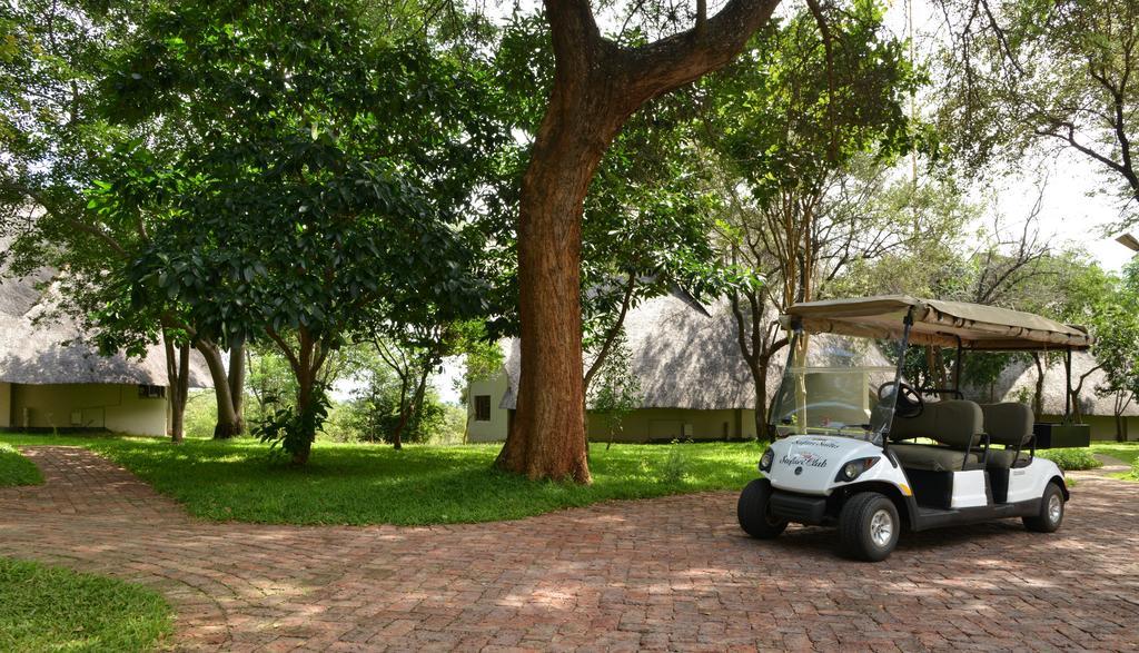 Victoria Falls Safari Suites Exteriör bild